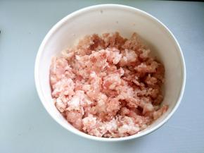 适量的猪肉沫，我就是买回家自己搅碎的，觉得更干净