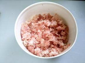 适量的猪肉沫，我就是买回家自己搅碎的，觉得更干净