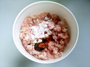 猪肉沫加入各种调味料，搅拌均匀