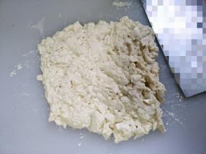 豆腐用刀背压碎