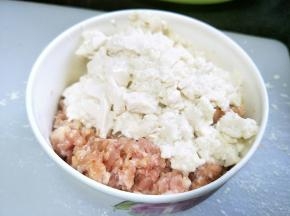肉末加入豆腐搅拌