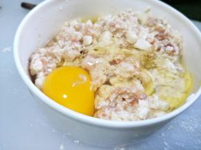 再打入一个鸡蛋搅拌