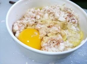 再打入一个鸡蛋搅拌