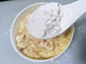 适量的面粉，用来增加粘性的