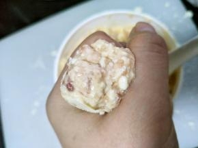 用虎口或者勺子弄一个小团团