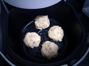 挤好的丸子放空气炸锅篮子里