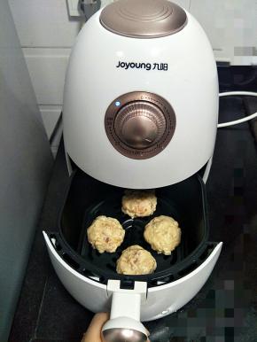 空气炸锅先预热个5分钟！然后转10-15左右炸。看你的丸子大小而设置时间