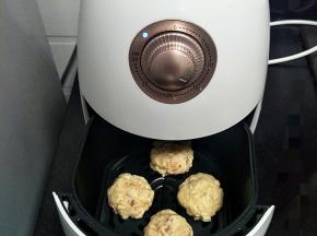 空气炸锅先预热个5分钟！然后转10-15左右炸。看你的丸子大小而设置时间