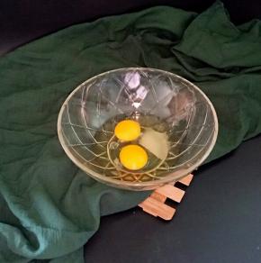 把鸡蛋和白糖放入碗中，打匀。