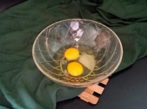 把鸡蛋和白糖放入碗中，打匀。