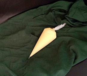 装入裱花袋中，把裱花袋剪出一个小口。