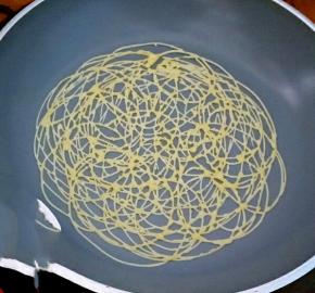 以转圈的方式挤入不粘锅中