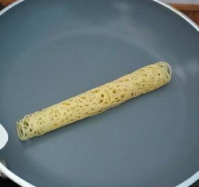 可以在锅里晃动时，卷起即可。