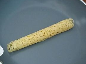 可以在锅里晃动时，卷起即可。