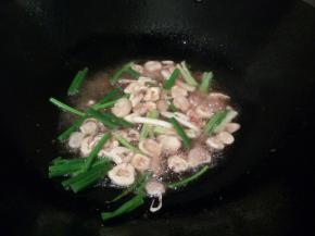 锅里留底油，加蒜末，葱段炒香