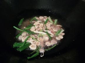 锅里留底油，加蒜末，葱段炒香