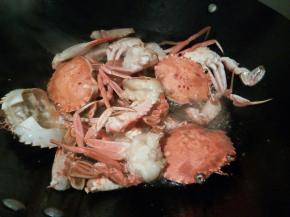 锅里多放油，油温六成热下螃蟹炸，炸好盛盘