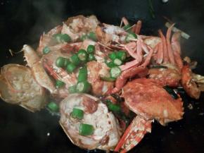 出锅前加点辣椒丁。