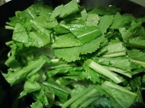 锅里放油，放蒜泥炒香，下青菜翻炒