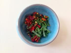 葱花和尖辣椒切好