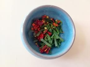 葱花和尖辣椒切好