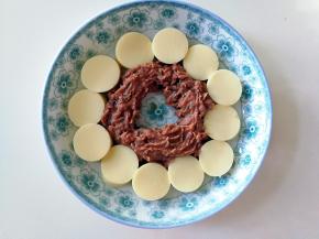 围着豆腐放牛肉沫，中间挖一个洞