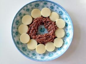围着豆腐放牛肉沫，中间挖一个洞