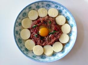 撒一点盐，鸡精，放上葱花和尖辣椒，滴几滴香油