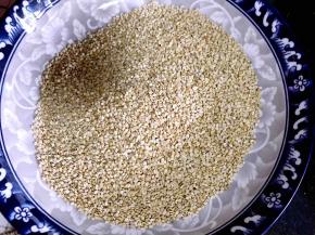将白芝麻放入盘内备用