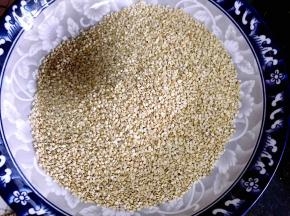 将白芝麻放入盘内备用