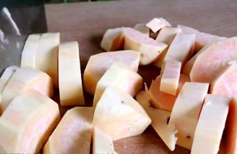 红薯洗净去皮，切成块