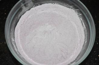 紫薯粉和糯米粉放一起，混合均匀