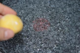 大火，烧一锅开水，放入汤圆，放进去马上用工具翻一下汤圆，让它滚一圈，这样能防止粘锅。