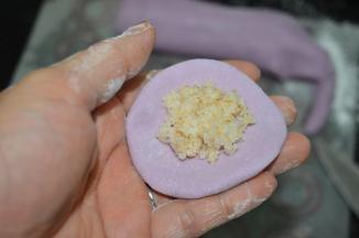 压成中间厚边边薄的圆片，加入馅料