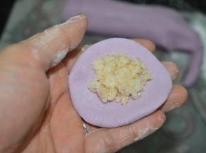 压成中间厚边边薄的圆片，加入馅料