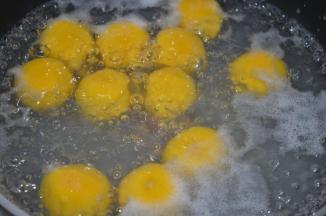 水再度烧开，汤圆浮上来就可以捞起了
然后留一点煮汤圆的水，倒到装汤圆的碗里，在汤圆上，水里放一些玫瑰糖即可食用了。