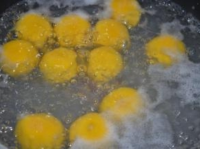 水再度烧开，汤圆浮上来就可以捞起了
然后留一点煮汤圆的水，倒到装汤圆的碗里，在汤圆上，水里放一些玫瑰糖即可食用了。
