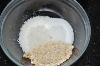 燕麦、椰蓉、砂糖放一起，混合均匀