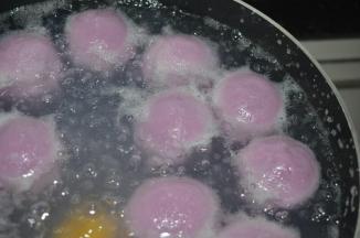 水再度烧开，汤圆浮上来就可以捞起了
