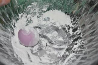 放入撒有糯米粉的碗里