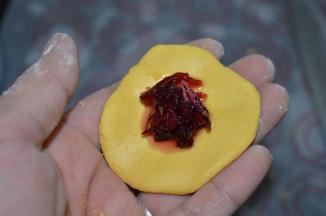 取一块压成圆片，中间厚边边薄一点的，加入玫瑰糖，不用太多，一点就好。