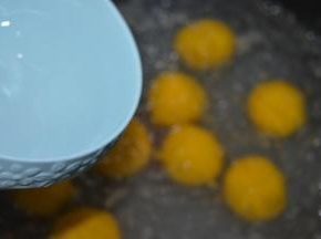 水再度烧开后加入一碗冷水