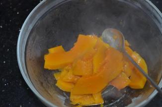 蒸熟后趁热放入碗里