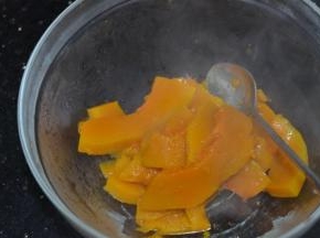 蒸熟后趁热放入碗里
