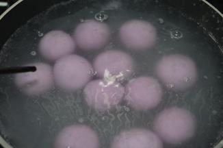 大火，烧一锅开水，放入汤圆，放进去马上用工具翻一下汤圆，让它滚一圈，这样能防止粘锅。