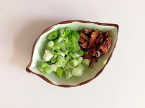 葱花和八角放在碗里