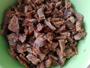 酱牛肉切小块备用