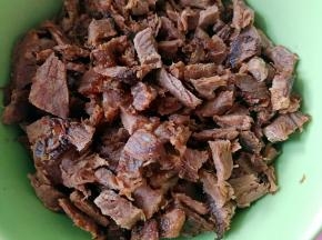 酱牛肉切小块备用