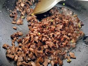 加入牛肉翻炒出锅