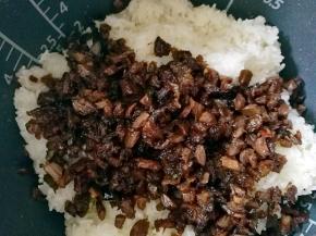 把炒好的牛肉里面的八角挑出来，加到煮熟的糯米饭里面